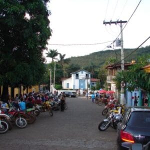 Comerciantes Locais: Fortalecendo Macacos com o Turismo Sustentável 🏪🌄